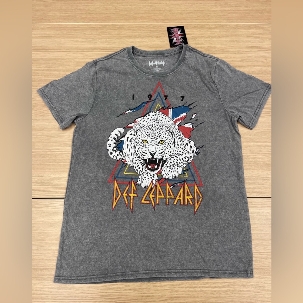 Def Leppard 1977 Concert Style T-Shirt Adult Size Medium Gray White Leopard
